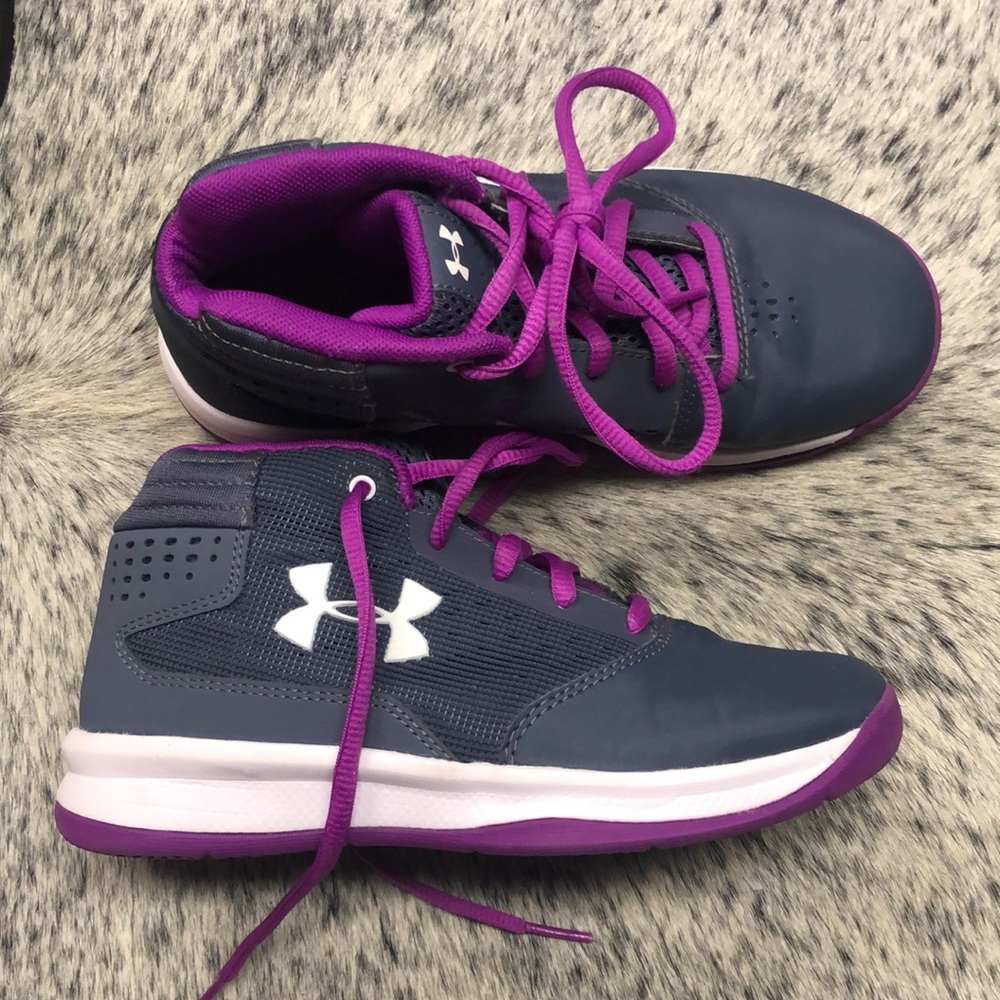 Size 1.5 Under Armour Shoes